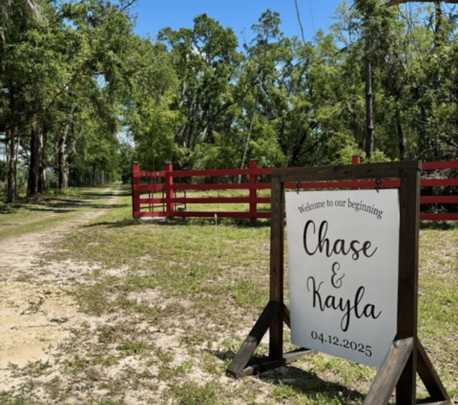 Wyldswood Farms welcoming wedding photo at the entrance of the venue